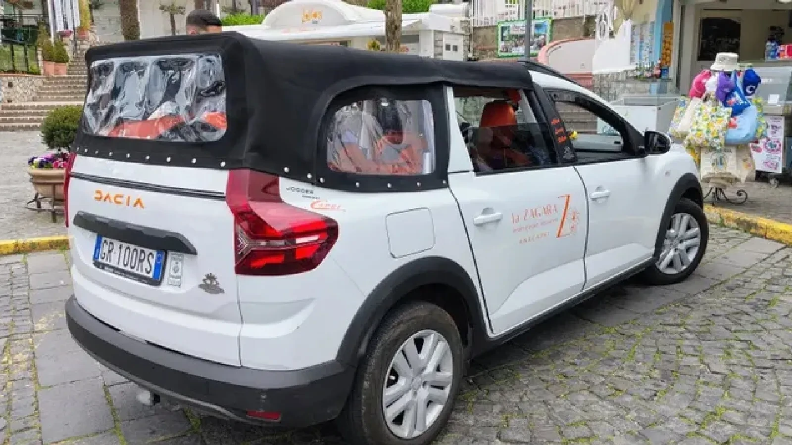 Dacia de colecție: Model decapotabil cu 7 locuri, o raritate în România