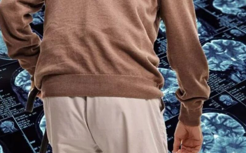 Atenție la mers: 3 semne subtile ce pot ascunde demența