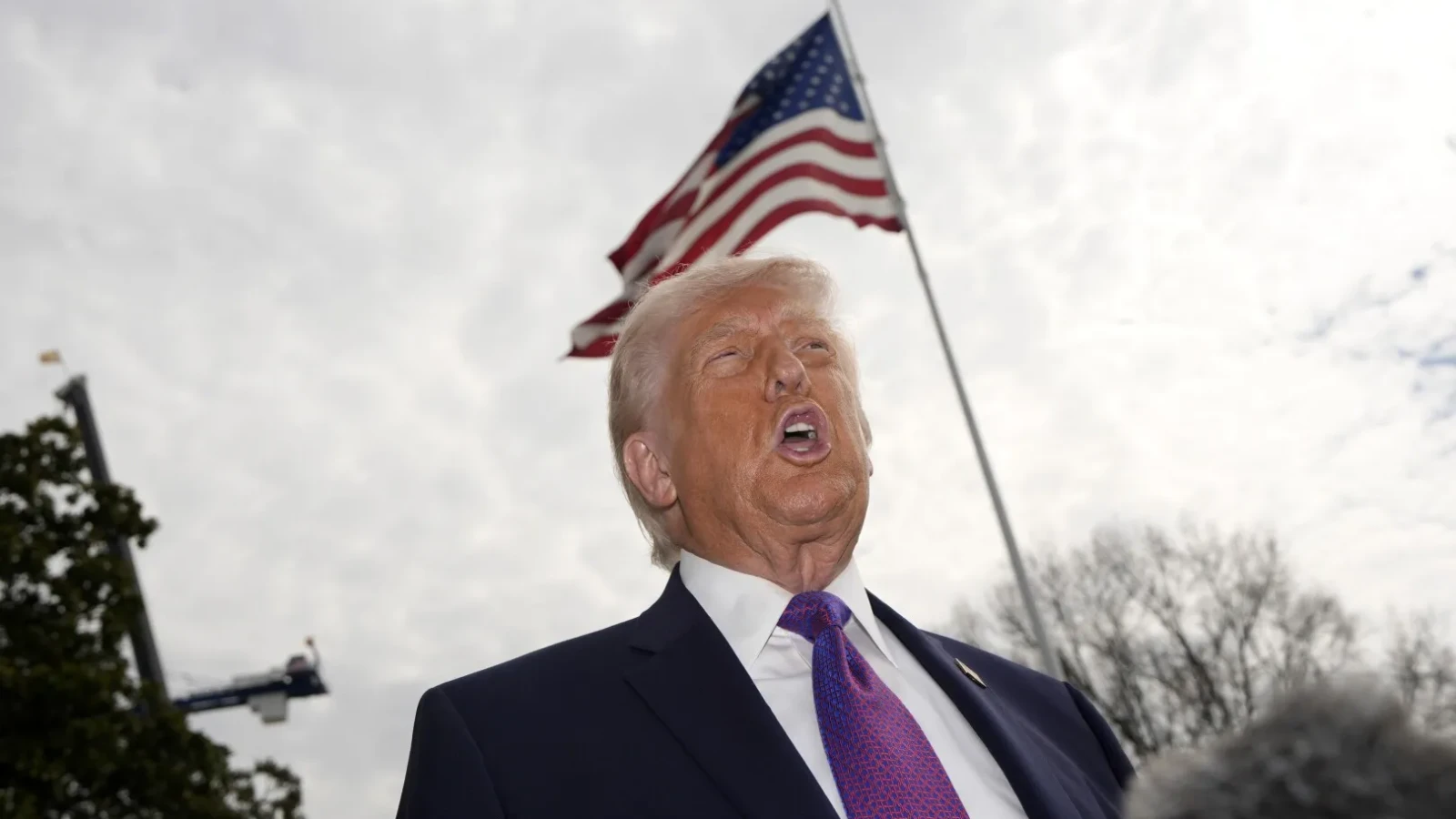 Președintele american DONALD Trump a anunțat o „victorie totală și completă” încheind un acord de încetare a focului cu IRANUL, pentru o perioadă de două săptămâni