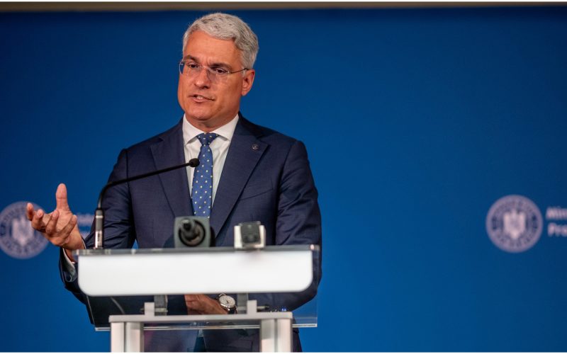 Guvernul forțează implementarea reformelor cerute de Comisia Europeană, sub amenințarea pierderii fondurilor PNRR Guvernul condus de premierul Ilie Bolojan intensifică presiunile pentru a asigura implementarea reformelor asumate în fața Comisiei Europene, condiție esențială pentru atragerea fondurilor din Planul Național de Redresare și Reziliență (PNRR)