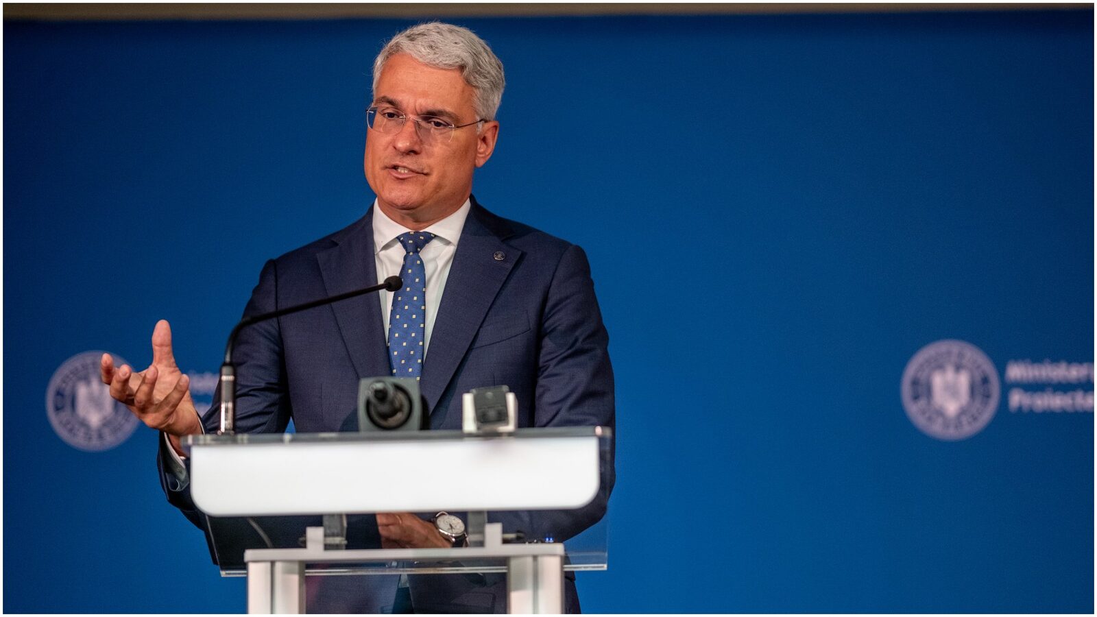 Guvernul forțează implementarea reformelor cerute de Comisia Europeană, sub amenințarea pierderii fondurilor PNRR Guvernul condus de premierul Ilie Bolojan intensifică presiunile pentru a asigura implementarea reformelor asumate în fața Comisiei Europene, condiție esențială pentru atragerea fondurilor din Planul Național de Redresare și Reziliență (PNRR)