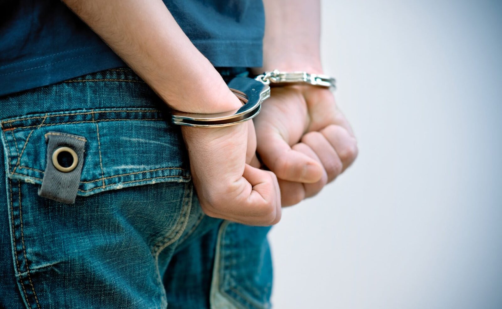 Un tânăr de 23 de ani a fost reținut de polițiștii din Capitală, miercuri dimineață, fiind suspectat de postarea pe o rețea de socializare a unui mesaj cu caracter fascist, legionar și rasist