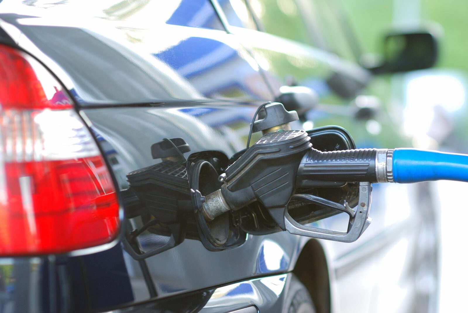 Carburanții, pe val: Scumpiri noi, chiar după ieftinirea de Joi. Ce spun EXPERȚII