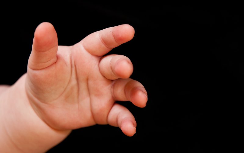 Un bebeluș găsit înconjurat de gunoaie și droguri, la Roma: Tatăl, de origine română, arestat Un nou-născut a fost descoperit într-o locuință din Roma, trăind în condiții insalubre, înconjurat de gunoaie și mucegai