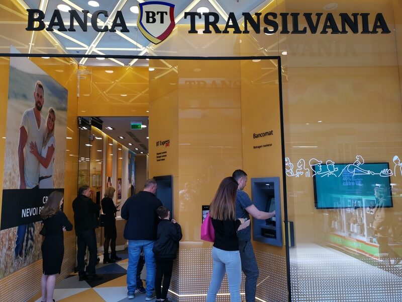 Banca X ia un miliard de euro împrumut: Ce se întâmplă cu economia României