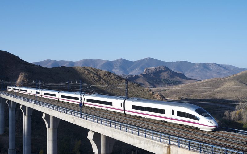 Călătorii GRATUITE prin Europa: Comisia oferă tinerilor 40.000 de permise cu trenul