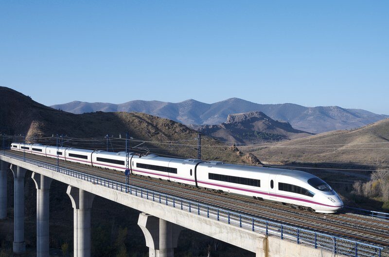 Comisia Europeană a lansat o nouă rundă DiscoverEU, oferind tinerilor europeni șansa de a călători gratuit cu trenul în Europa
