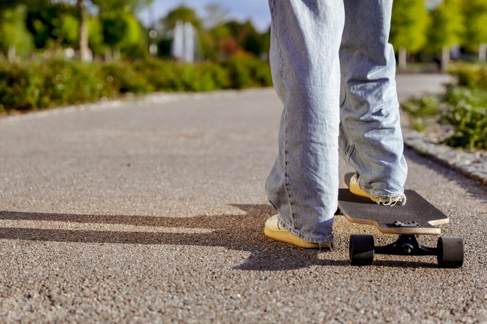 Fascinația pentru skateboarding a cucerit generații, iar trendul actual combină mișcarea cu stilul