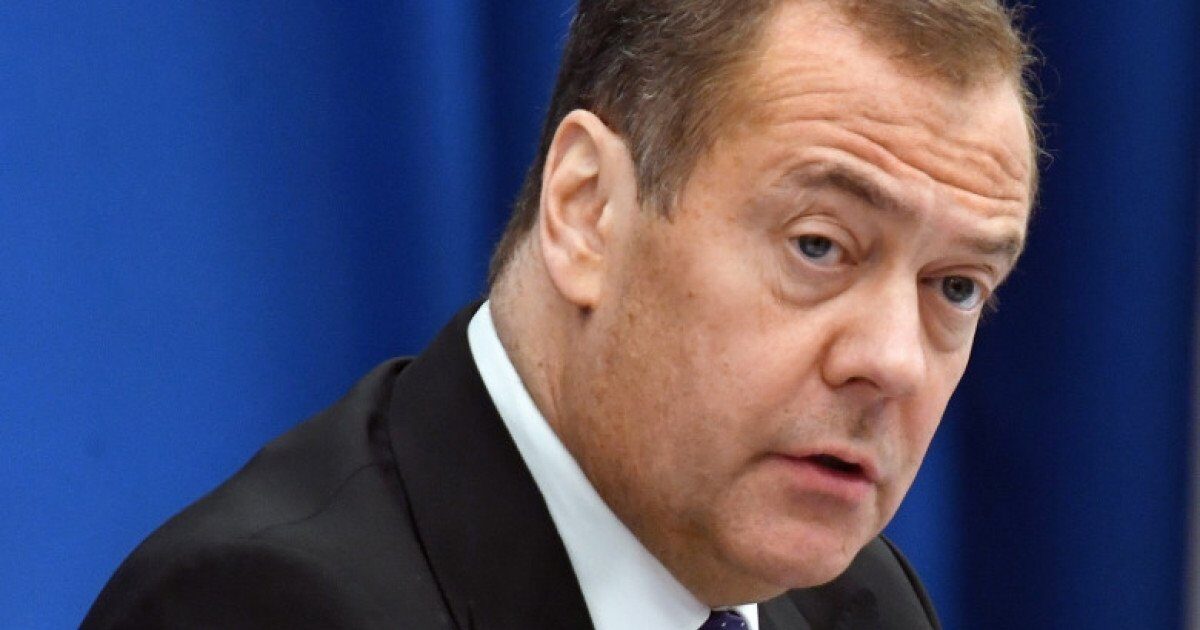 Medvedev, redactor-șef: Noile manuale școlare rusești vor rescrie istoria