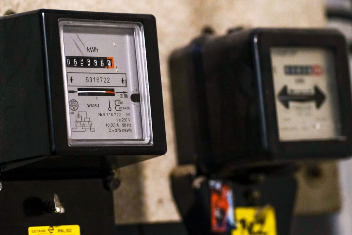 Energie scumpă la orele de vârf: Românii, puși la încercare