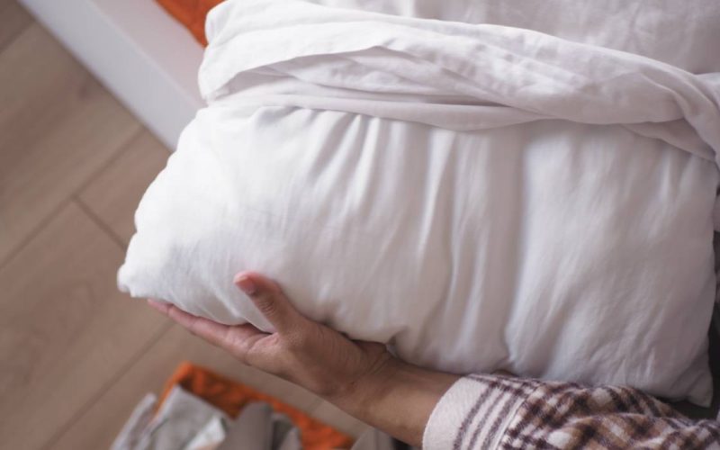 Cât de des schimbi fața de pernă? Greșești FOARTE grav la igienă