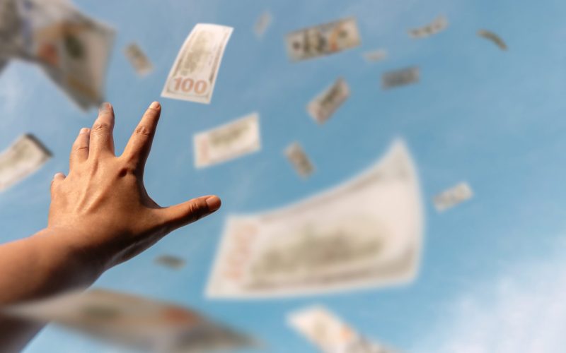 După o ceartă cu familia, o femeie a aruncat 160.000 de dolari de la balcon