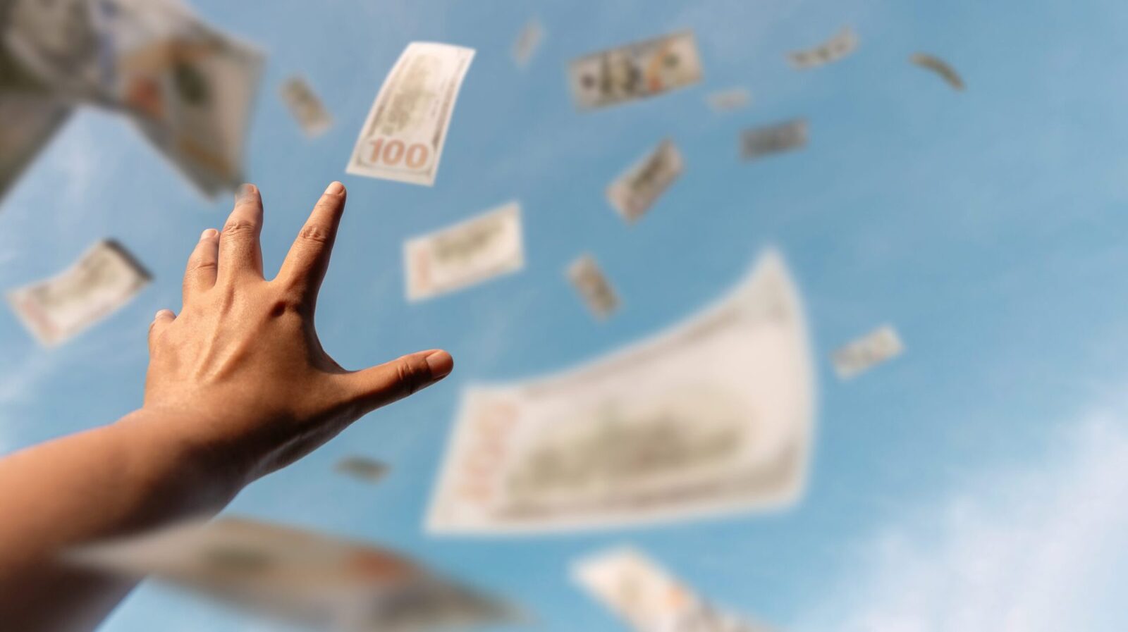 După o ceartă cu familia, o femeie a aruncat 160.000 de dolari de la balcon