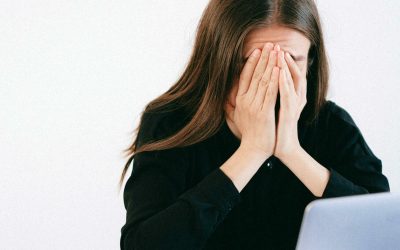 Milenialii, generație „cocoșată” de ecrane: Avertismentul experților!