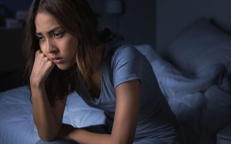 Noaptea, momentul gândurilor excesive: Psihologul explică mecanismul!