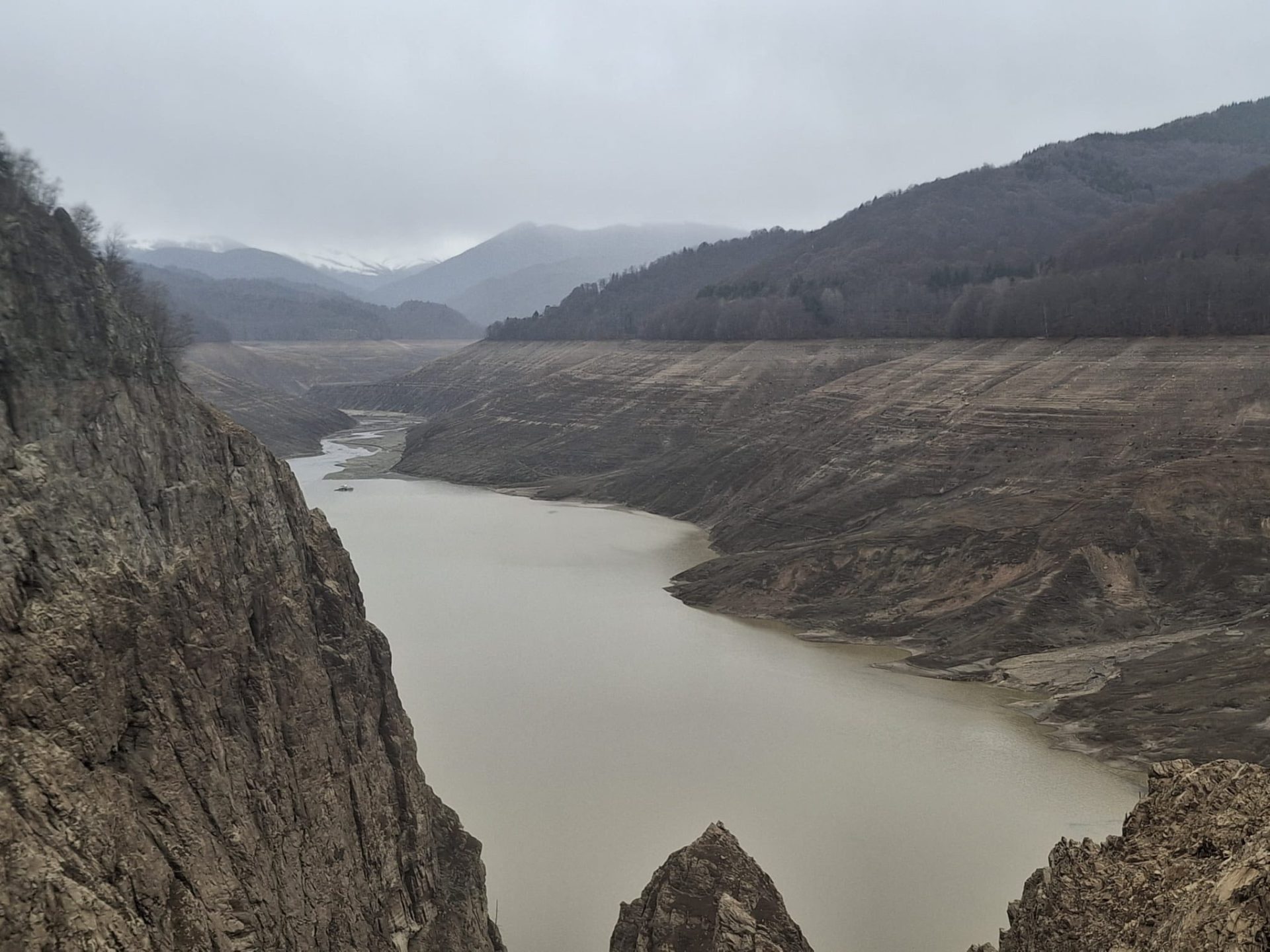 FOTO A început reumplerea lacului de acumulare Vidraru. Termenul avansat de ministrul Energiei pentru finalizare 
