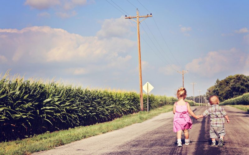 Astăzi e Ziua Fraților și Surorilor: Ce fac Donald Trump și Mircea Lucescu?