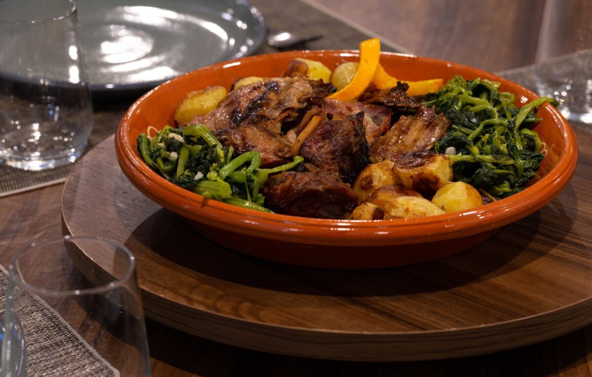 Încearcă-le: 4 rețete de friptură de ied, un deliciu pentru masa de Paște!