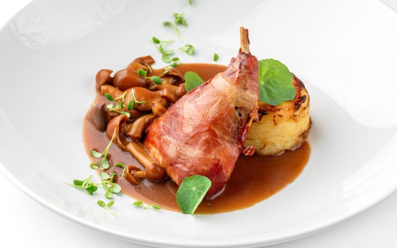 Dacă nu ești un fan al fripturii de miel, există o alternativă la fel de gustoasă și mult mai ușor de preparat: friptura de iepure