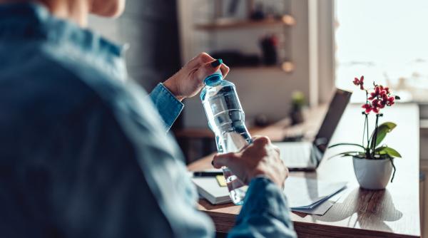 Greșeala uriașă pe care o faci când bei apă: Atent, poți păți asta!