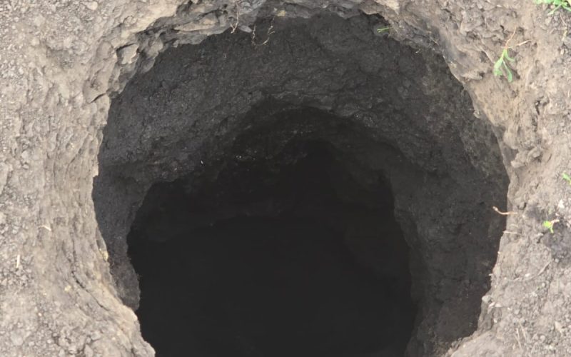 Groapă uriașă cu clor, în NEAMȚ: Misterul adânc de 10 metri