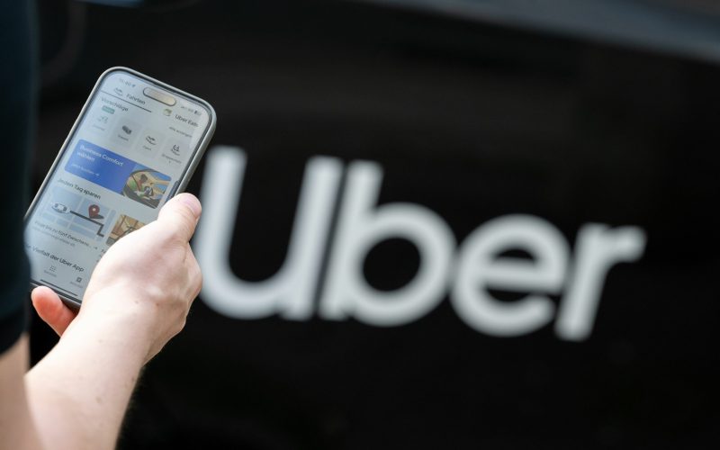 Uber bagă peste 10 miliarde de dolari în taxiuri fără șofer