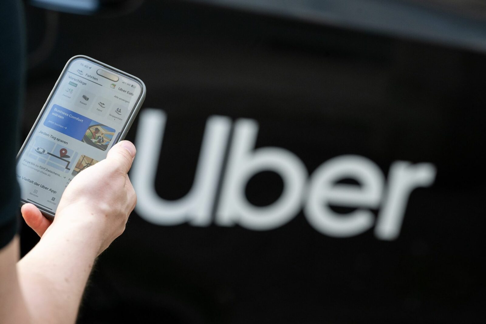 Uber bagă peste 10 miliarde de dolari în taxiuri fără șofer