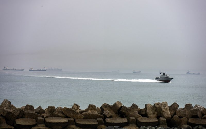 Iranul sfidează: Focurile de armă au întâmpinat navele în Strâmtoarea Ormuz