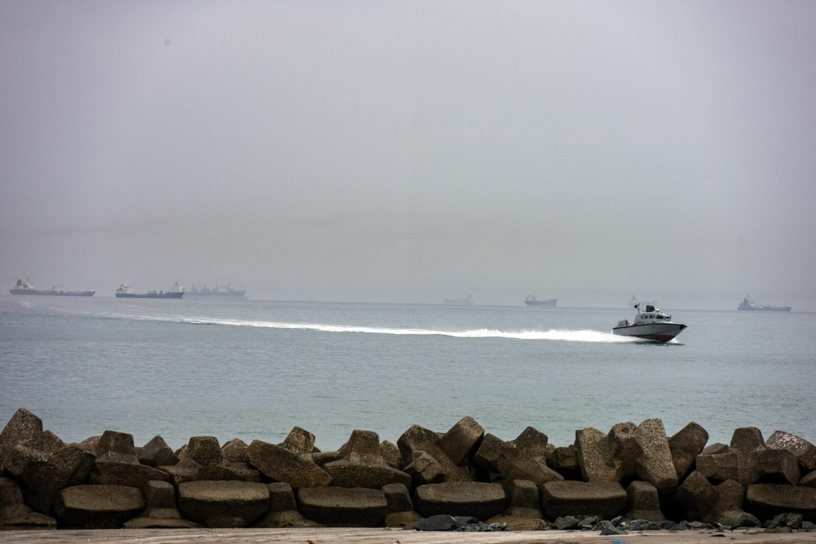 Iranul sfidează: Focurile de armă au întâmpinat navele în Strâmtoarea Ormuz