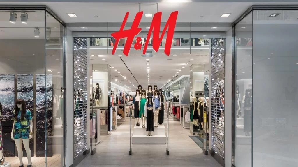 H&M trage obloanele: 160 de magazine se închid. Criza lovește gigantul fast-fashion
