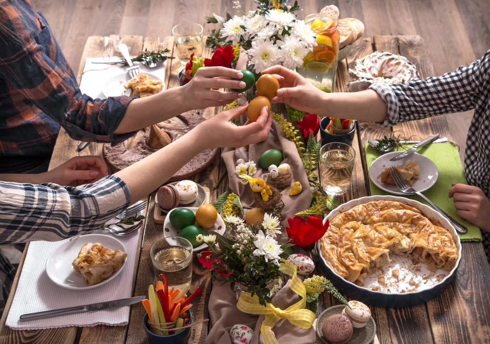 Remedii naturiste după festinul pascal: Cum repari excesele alimentare!