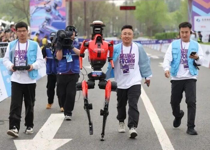 Robotul „alergător” spulberă recordul la semimaratonul din Beijing (VIDEO)