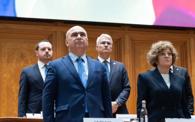 Opoziția dă „lovitura”: Moțiune de cenzură fix când PSD vrea să-l „mazilească” pe Bolojan