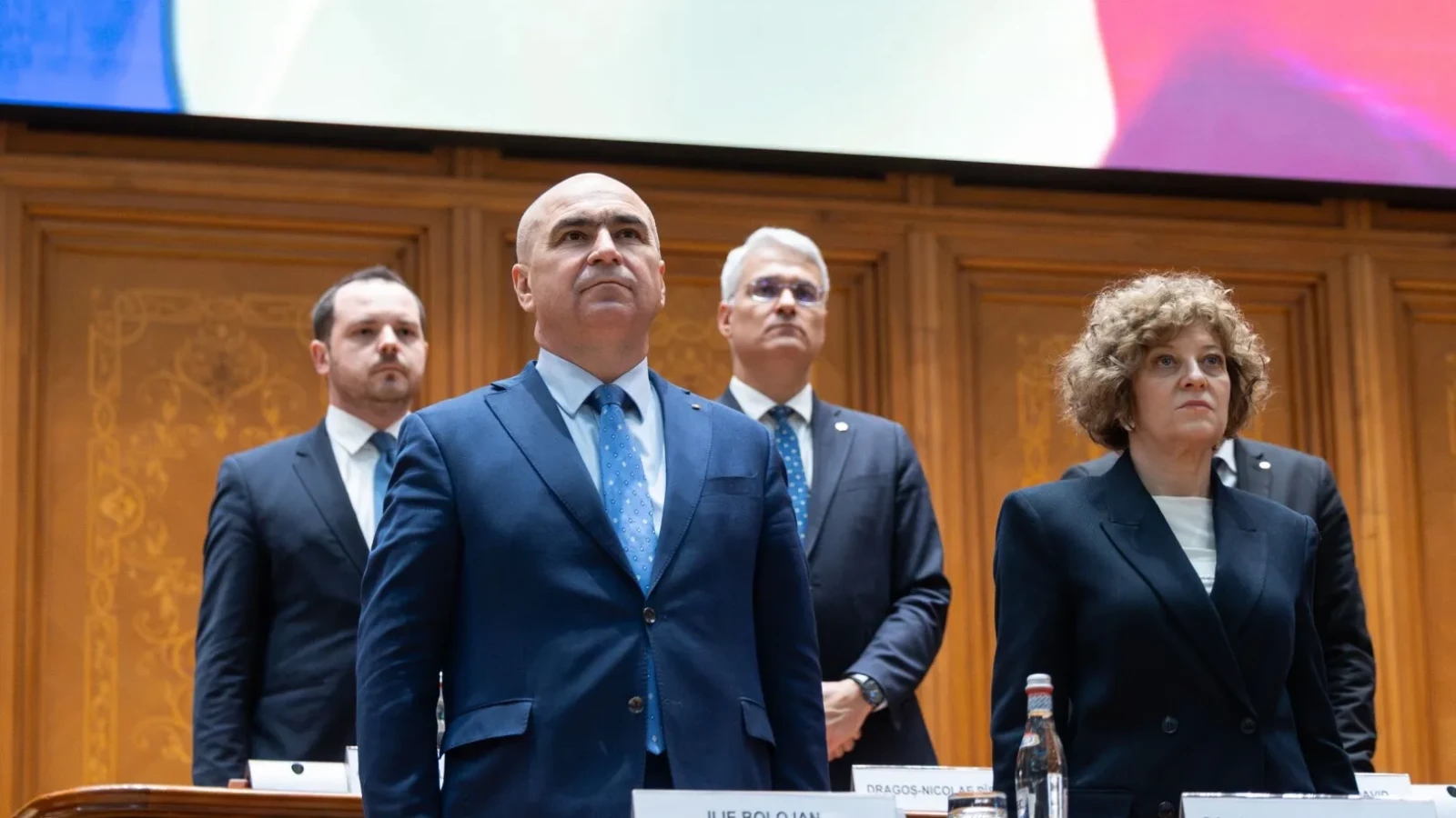Opoziția dă „lovitura”: Moțiune de cenzură fix când PSD vrea să-l „mazilească” pe Bolojan
