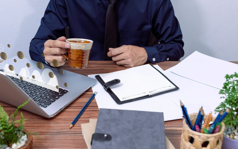 Digitalizarea schimbă locul de muncă în UE: Doar 4 din 10 angajați lucrează fix!