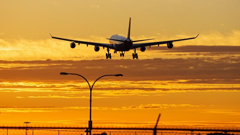 Bilete de avion mai scumpe și riscul anulărilor: Cum lovește criza kerosenului