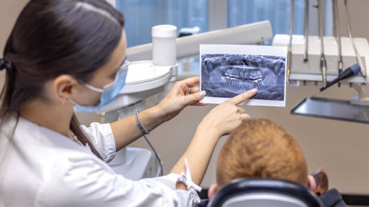 Când și de ce să mergi cu copilul la dentist: Ghidul părinților în România