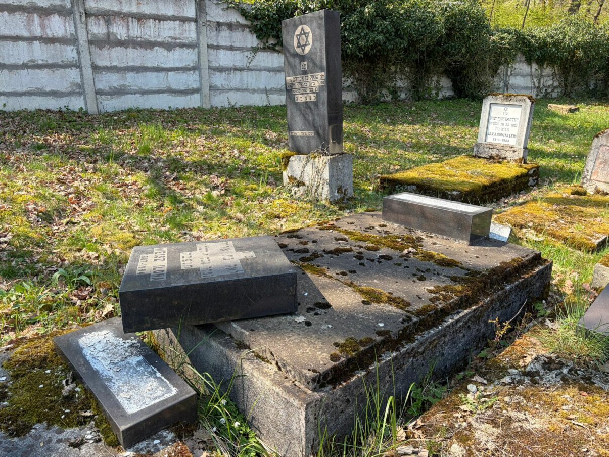 Răsturnare de monumente la Reghin: Dosar penal după profanare în cimitirul evreiesc