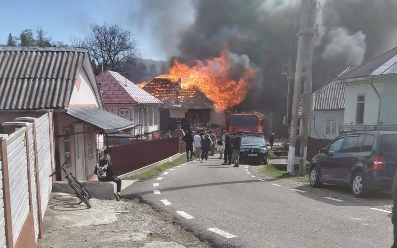 Incendiu devastator la Soveja, Vrancea: 11 case de lemn, mistuite de flăcări, vântul face ravagii