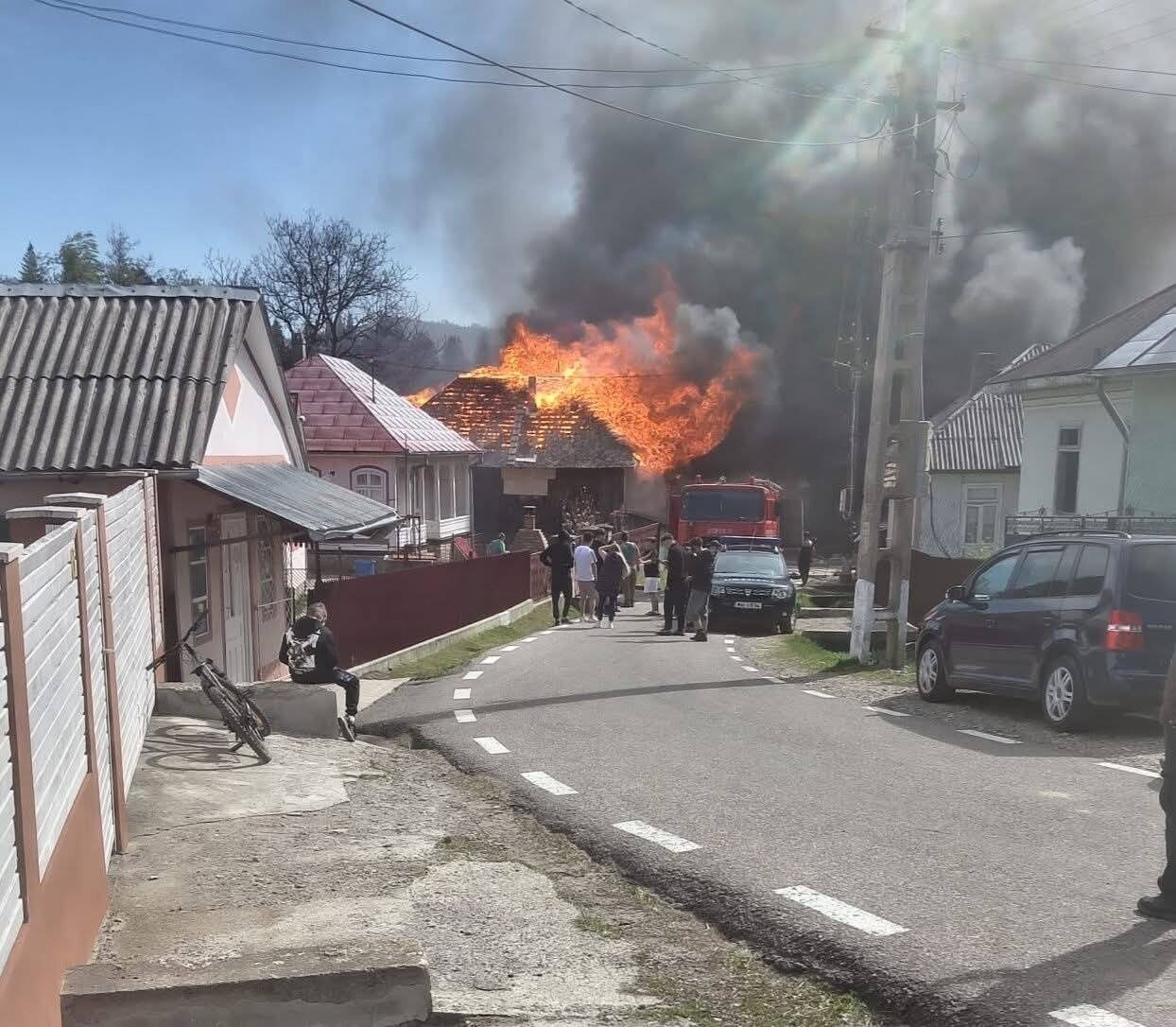 Incendiu devastator la Soveja, Vrancea: 11 case de lemn, mistuite de flăcări, vântul face ravagii