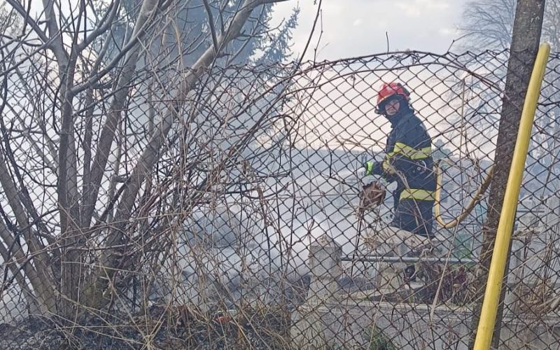 Incendiu devastator într-un cimitir din Botoșani: Flăcările au mistuit osemintele
