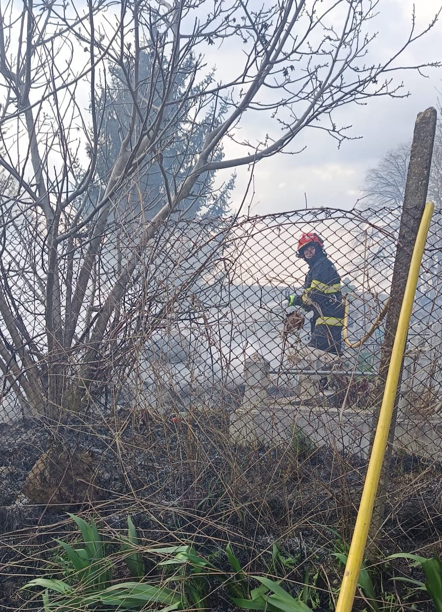 Incendiu devastator într-un cimitir din Botoșani: Flăcările au mistuit osemintele