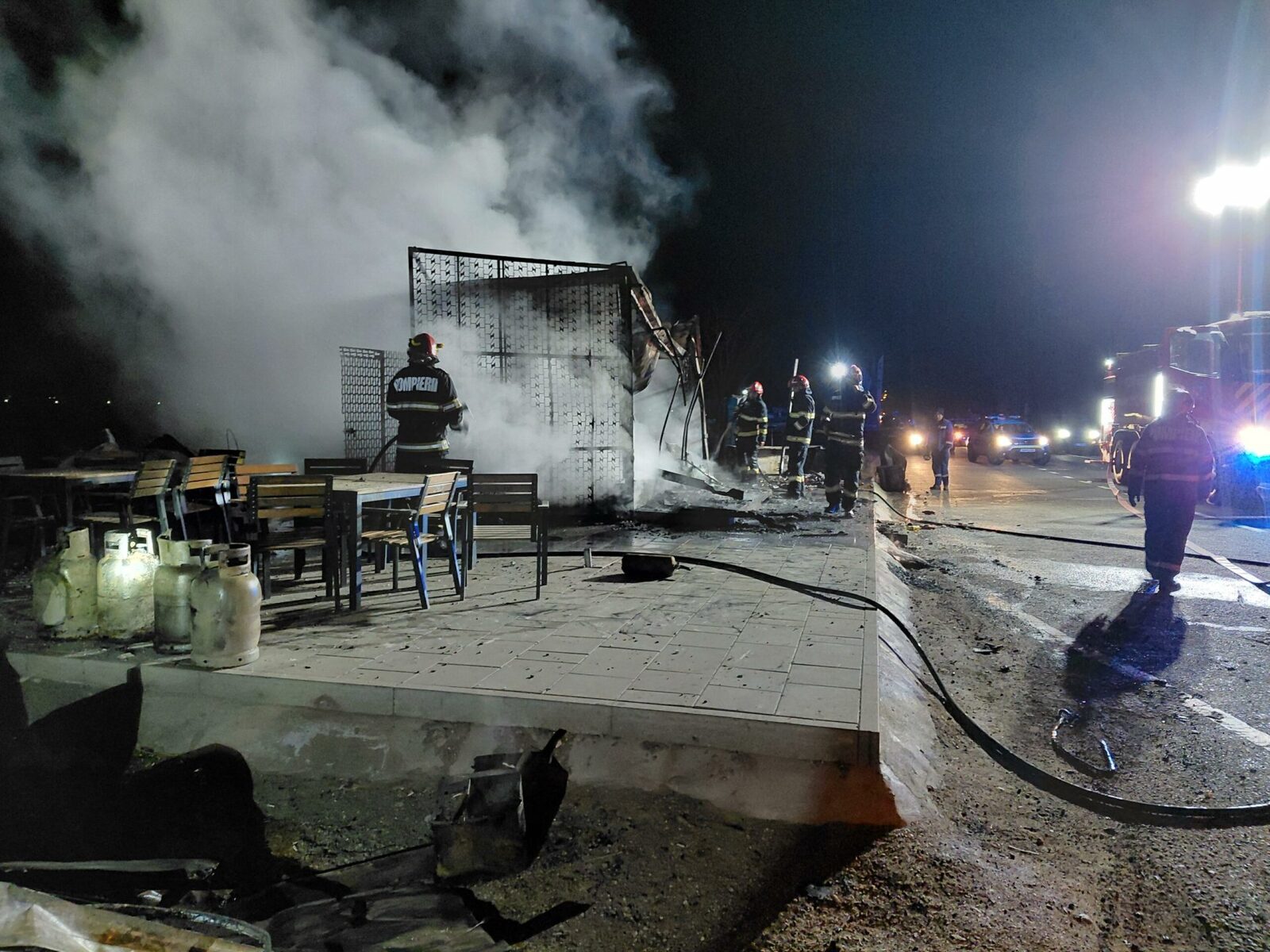 Incendiu masiv la un fast-food din Cluj, noaptea-n județ