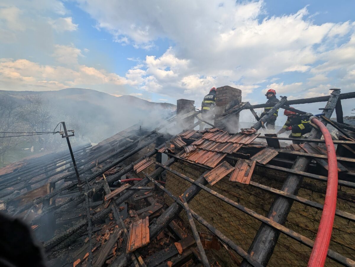 Incendiu în Nehoiu: Proprietarul, REANIMAT de pompieri, era în stop cardiac