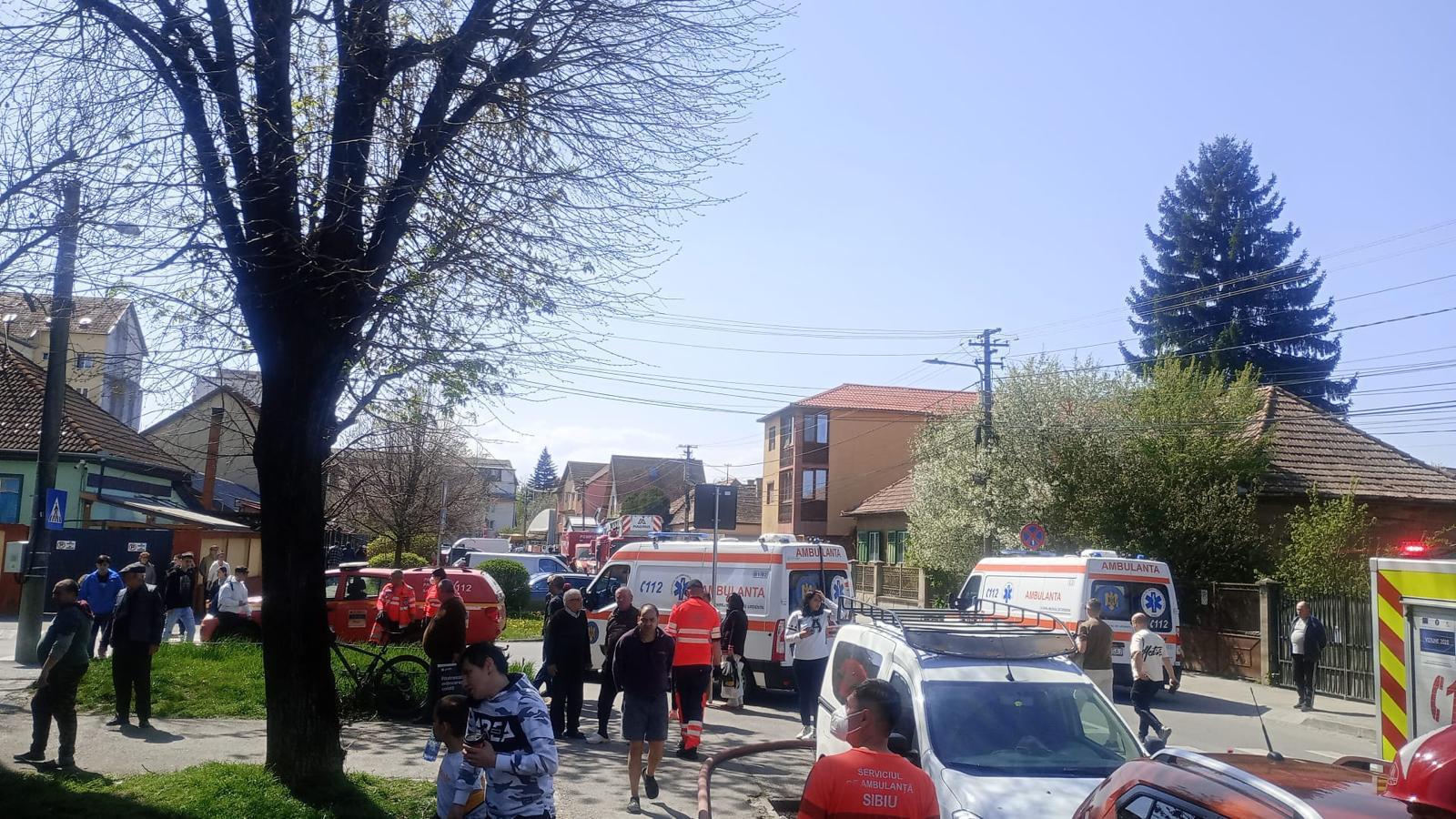 Incendiu la Sibiu: Peste 20 de persoane evacuate, trei victime la spital