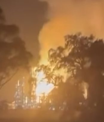 Incendiu violent la o rafinărie din AUSTRALIA: Flăcări uriașe