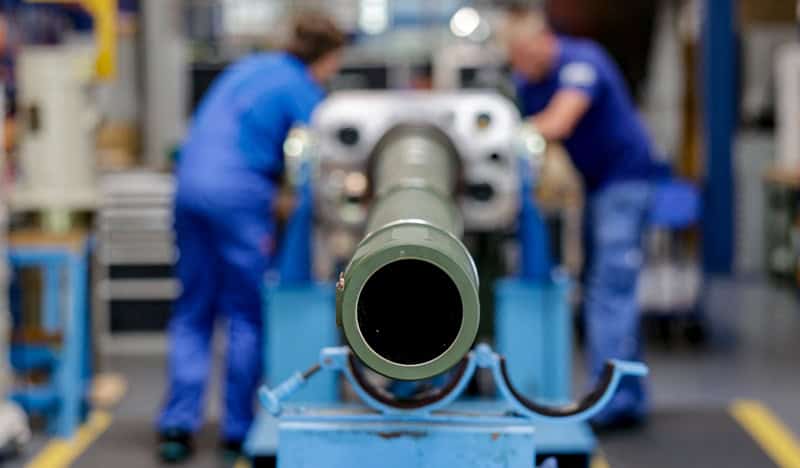 Apărarea merge la restart: Patronatul cere bani și legi pentru investiții