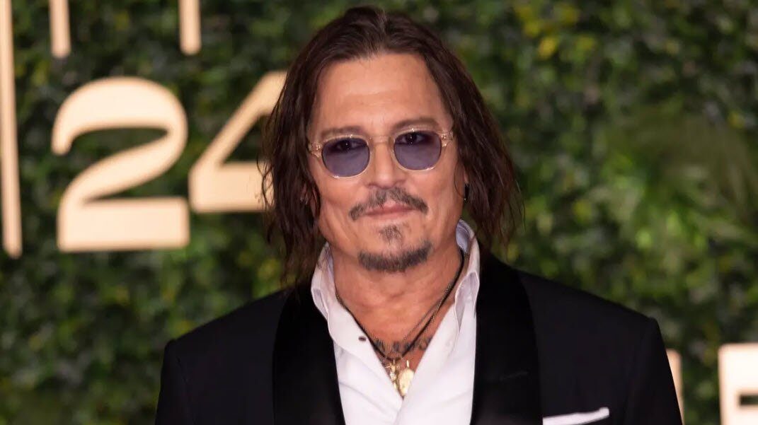 JOHNNY DEPP își lansează rom inspirat de iubirile vieții lui