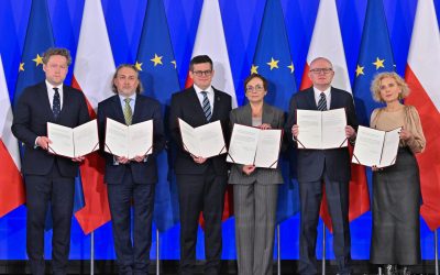 Parlamentul Poloniei a escaladat tensiunile privind statul de drept joi, prin organizarea unei ceremonii de învestitură pentru patru judecători ai Tribunalului Constituțional (TK)