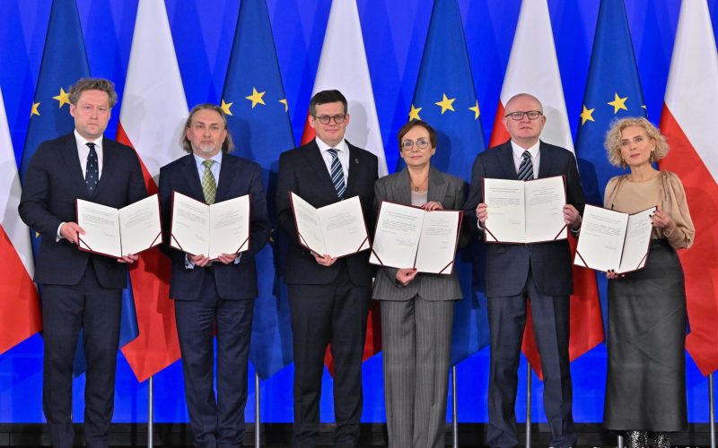 Parlamentul Poloniei a escaladat tensiunile privind statul de drept joi, prin organizarea unei ceremonii de învestitură pentru patru judecători ai Tribunalului Constituțional (TK)